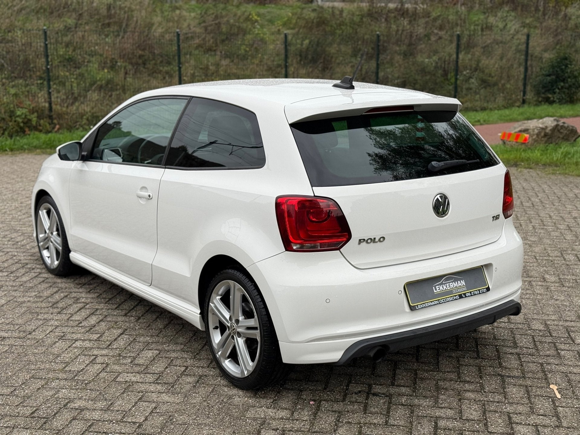 Volkswagen Polo 1.2 TSI R-LINE I CRUISE I 1E EIG I NAVI I CR, Auto's, Voorwielaandrijving, Gebruikt, 4 cilinders, 1036 kg