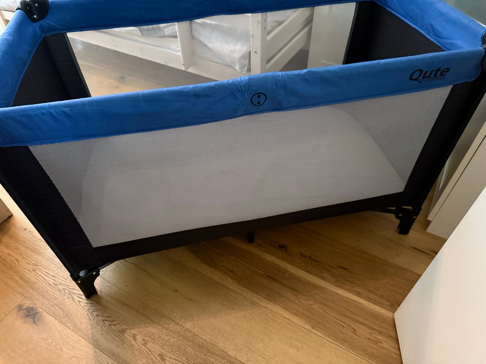 Qute baby ledikan camping bed met matras en lakens, Kinderen en Baby's, Babywiegjes en Ledikanten, Ophalen, Zo goed als nieuw