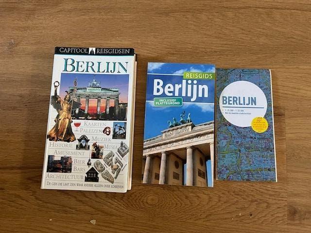 2 reisgidsen Berlijn( 1 incl. plattegrond/1 van Capitool), Europa, Ophalen of Verzenden, Zo goed als nieuw, Reisgids of -boek
