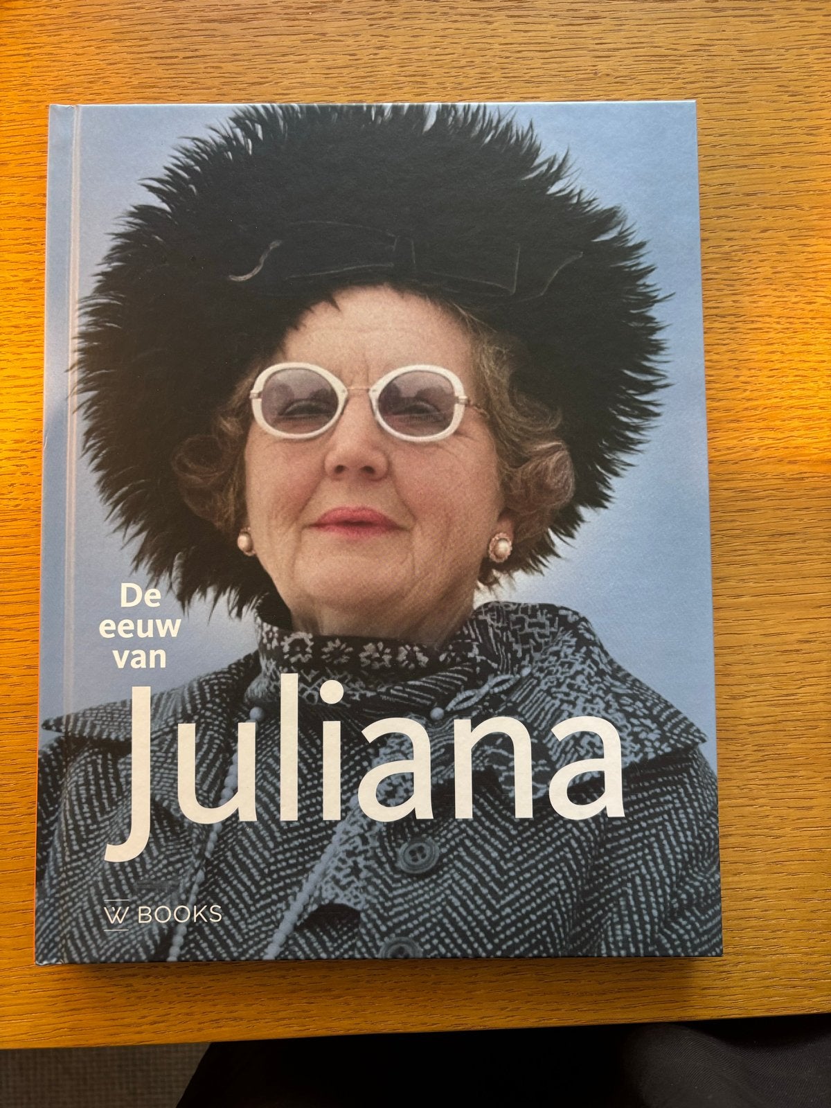 De eeuw van Juliana - Boek over Koningin Juliana, Boeken, Ophalen of Verzenden, Zo goed als nieuw, Politiek