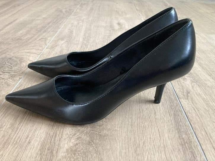 Zwarte pumps met lage hak van H&M mt. 41, Zwart, Ophalen of Verzenden, Zo goed als nieuw, Pumps