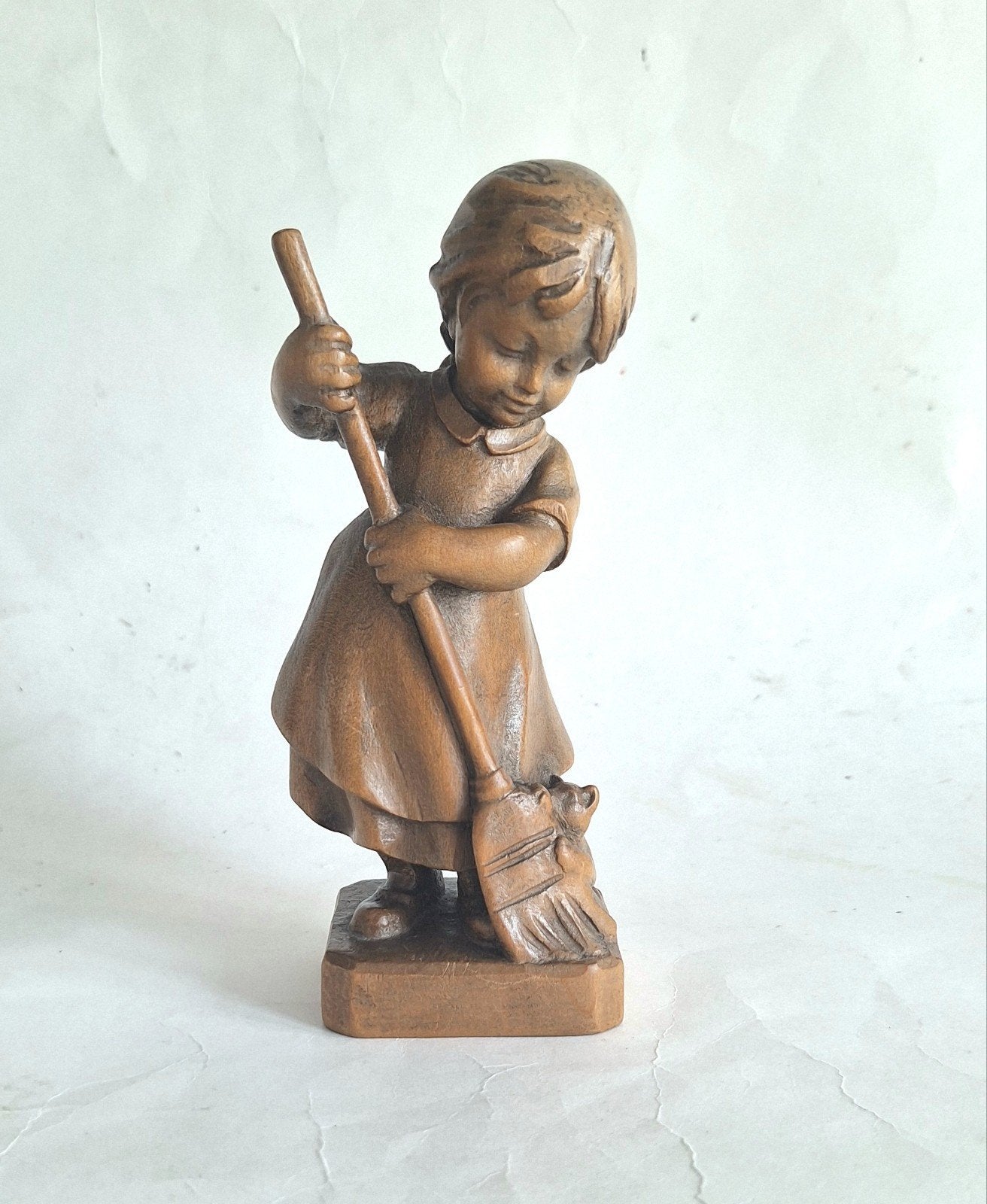 Dolfi Santini handgesneden houten meisjes figuur met bezem., Antiek en Kunst, Minder dan 20 cm, Ophalen of Verzenden, Op sokkel