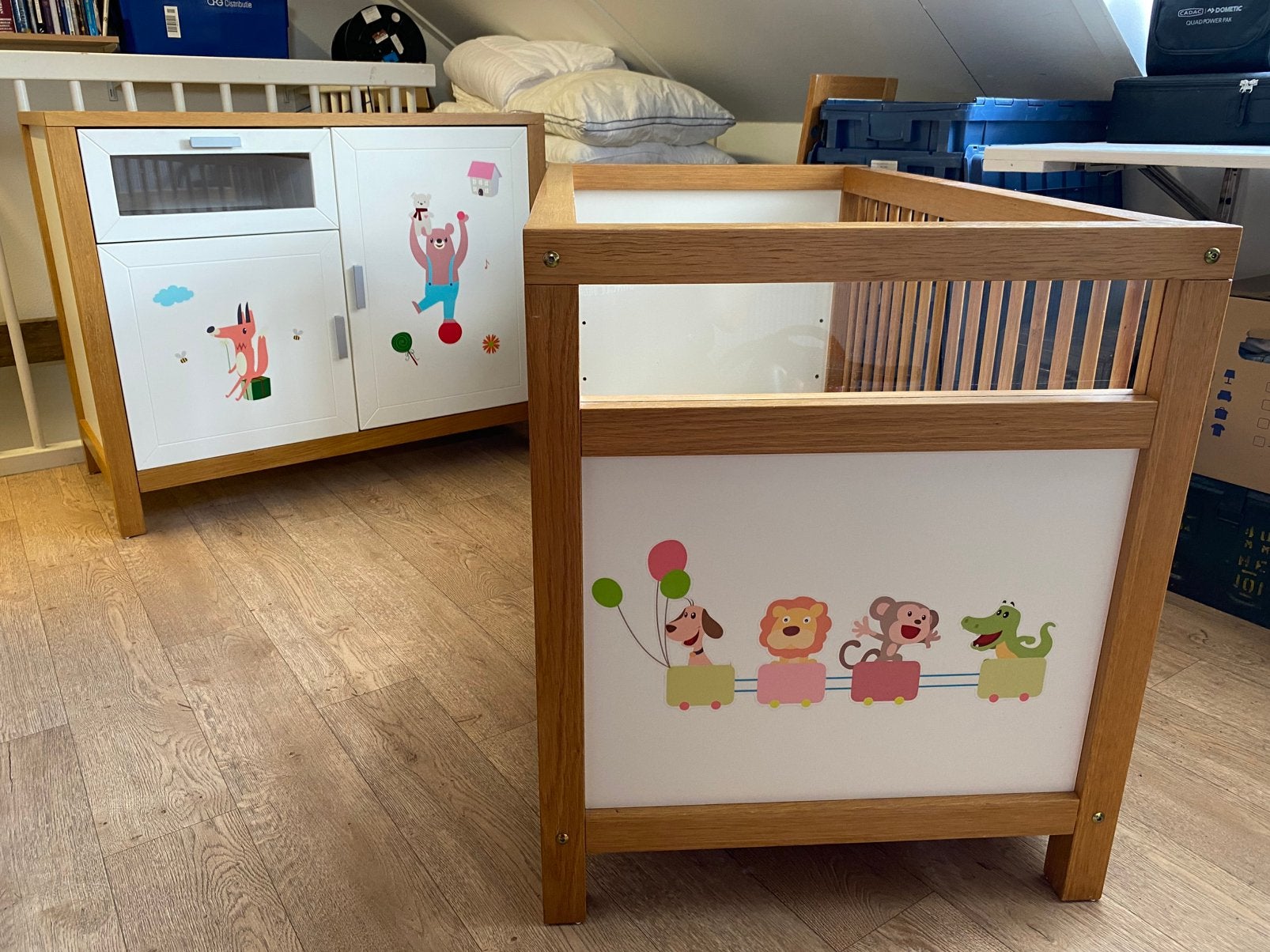 Leuke babyset met ledikant, matras, commode en wandplank, Kinderen en Baby's, Kinderkamer | Complete kinderkamers, Ophalen, Zo goed als nieuw