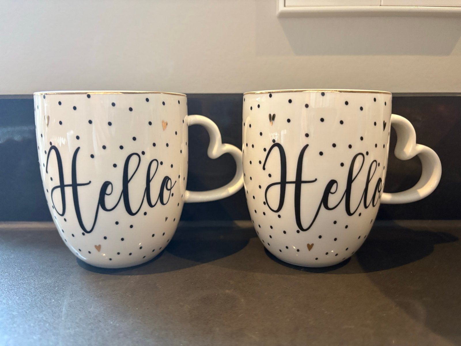 Nieuw 2 'Hello' mokken bekers Riviera Maison met hartjes oor, Huis en Inrichting, Keuken | Servies, Ophalen, Overige merken, Keramiek
