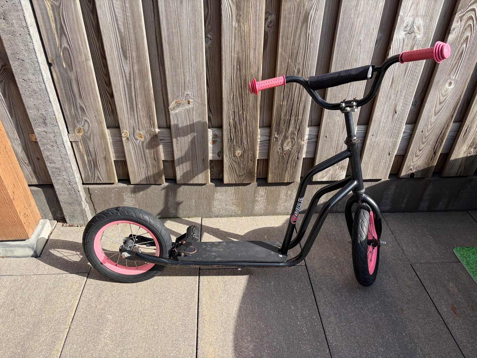 Stoere zwarte step met roze accenten en luchtbanden, Ophalen, Gebruikt, Gewone step