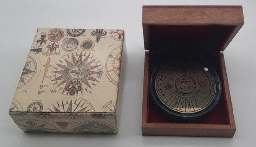 Vintage 40 jaar Kalender messing met marmer 1998-2037, Diversen, Kalenders, Ophalen of Verzenden, Jaarkalender, Zo goed als nieuw