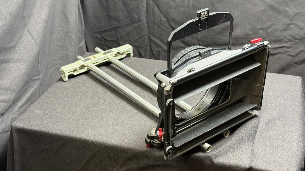 Vocas Mattebox 4x5,65 / 4x4 met rods en barndoors, Ophalen, Gebruikt