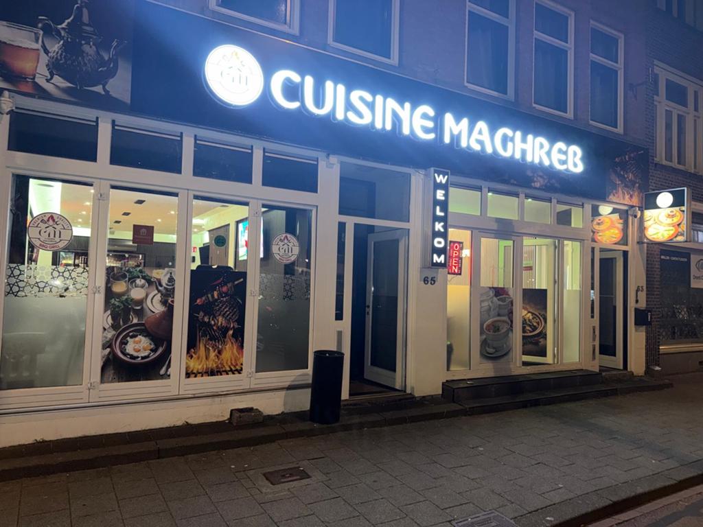 Modern restaurant met complete inrichting en keuken.