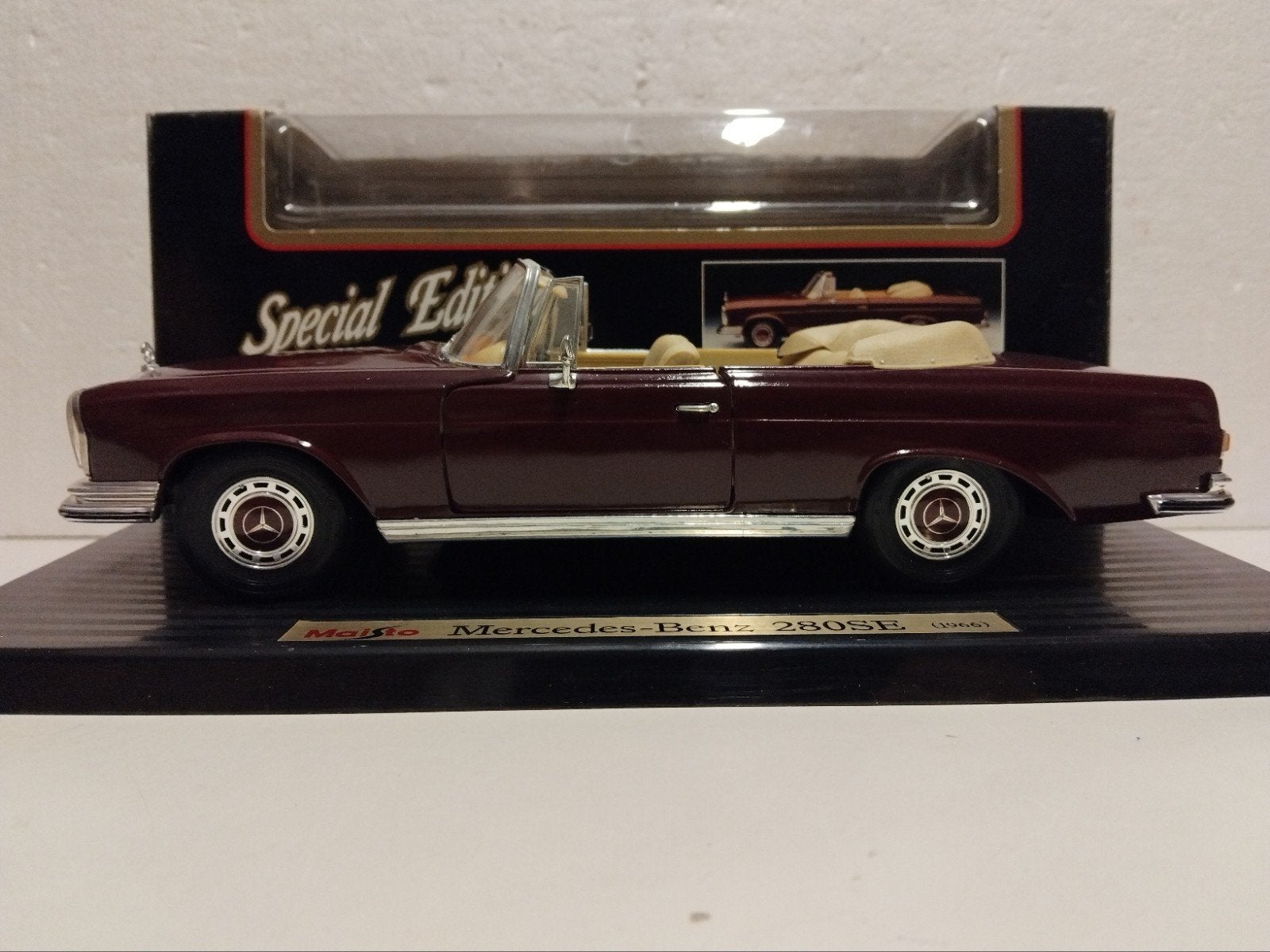 Mercedes Benz 280 SE Cabriolet bordeaux Maisto 1:18 KRD, Ophalen of Verzenden, Zo goed als nieuw, Auto, Maisto