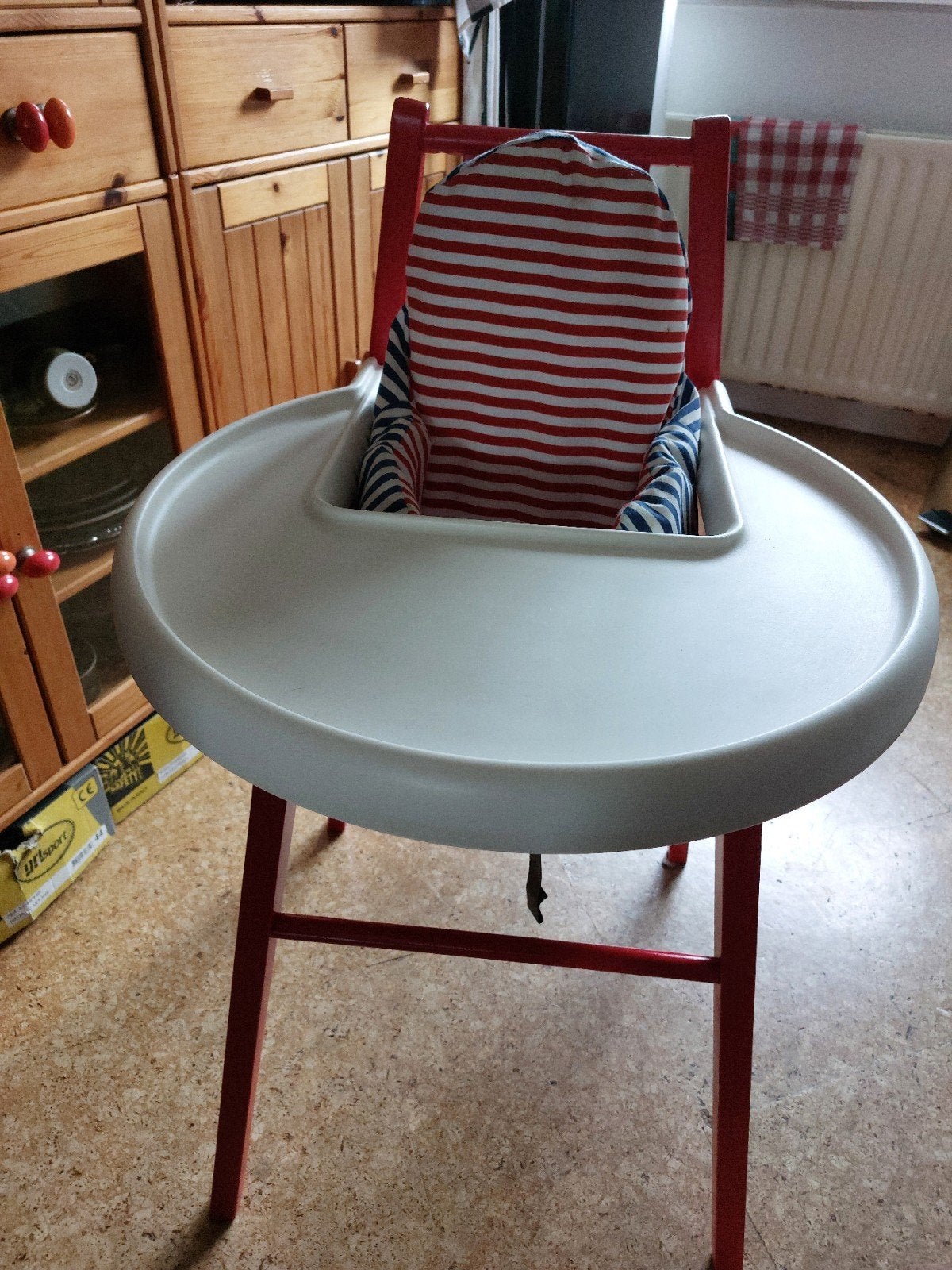 Rode kinderstoel hout met eetblad en kussen, Kinderen en Baby's, Ophalen of Verzenden, Gebruikt, Overige typen, Afneembaar eetblad