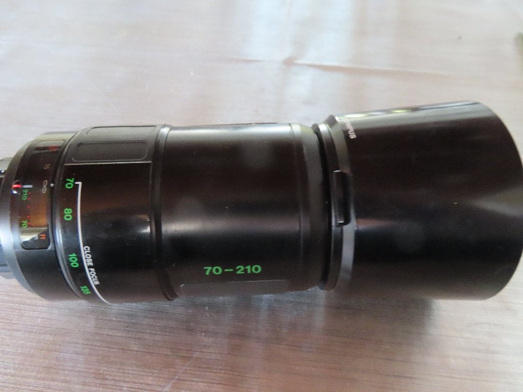 Minolta Telelens 70-210 met zonnekap en beschermdoppen, Ophalen of Verzenden, 1940 tot 1960, Lens of Lenzen