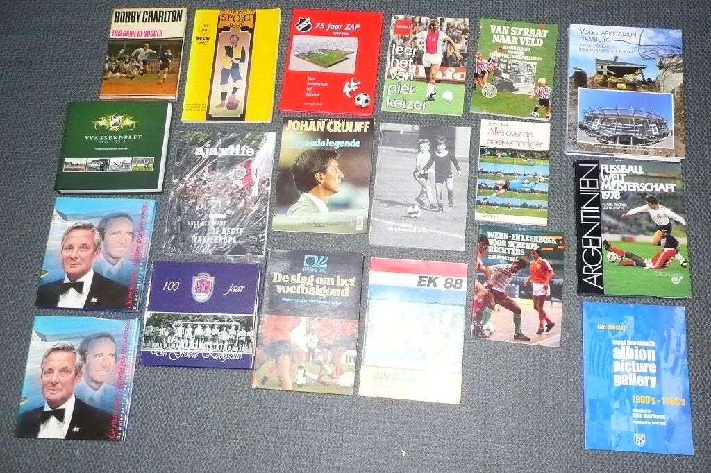 137 voetbal boeken / bladen + 13 x DVD + 1 X single:, Ophalen of Verzenden, Zo goed als nieuw, Sport, Hobby en Vrije tijd