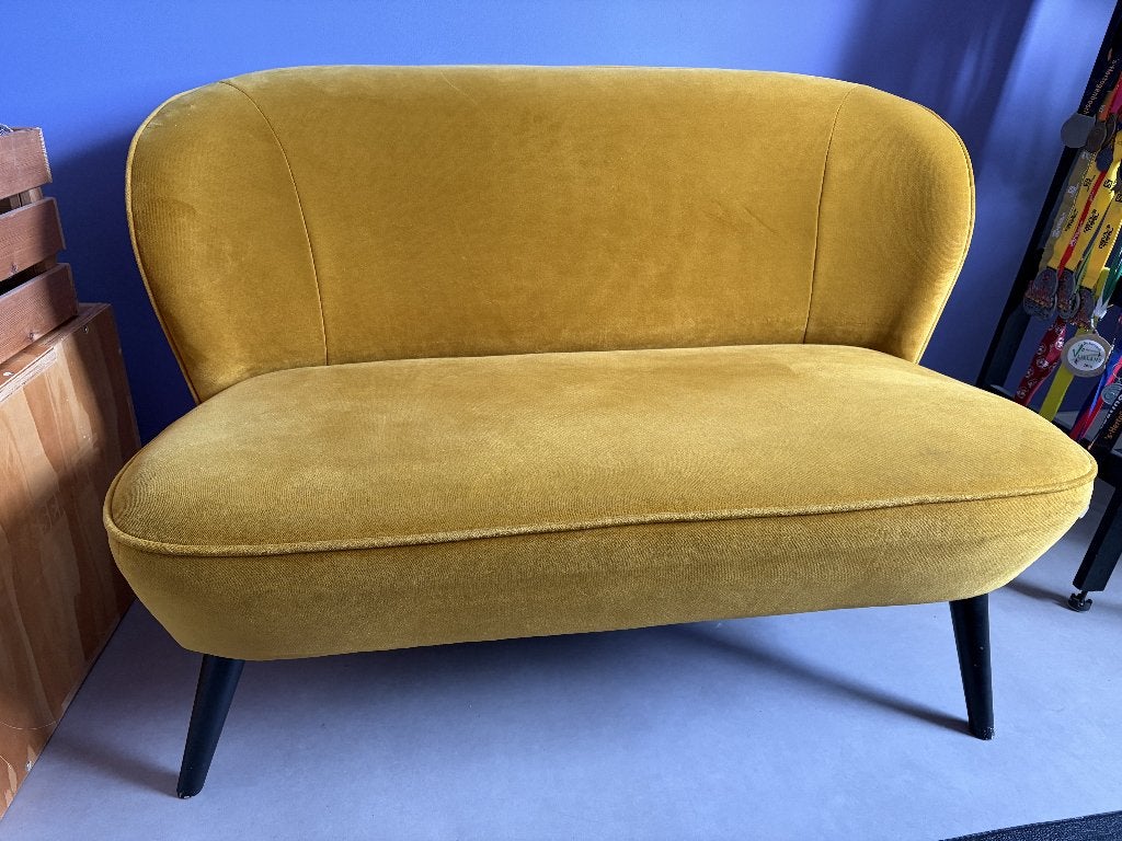 Woood bankje Sara velvet oker, Huis en Inrichting, Ophalen, Tweepersoons, 75 tot 100 cm, Zo goed als nieuw