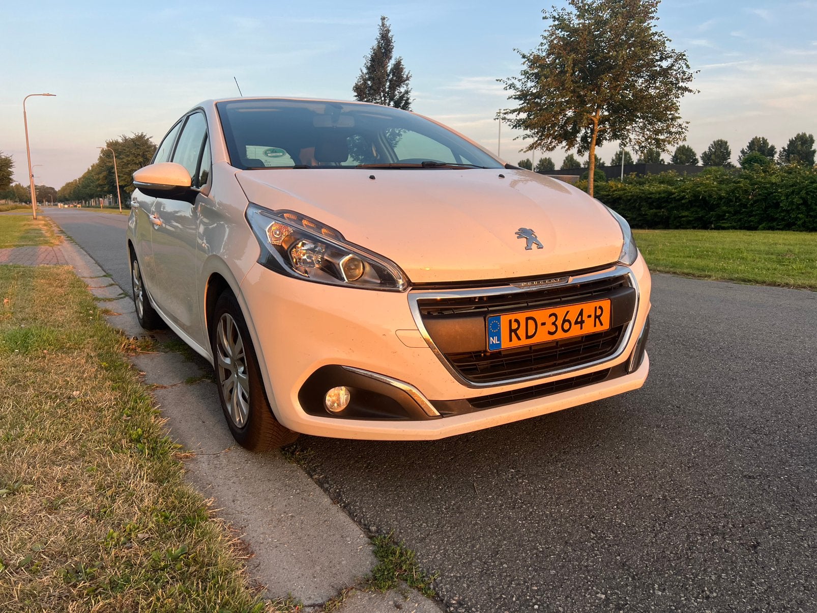 Peugeot 208 1.2 VTI 60KW/82PK 5-D 2017 Wit, Auto's, Voorwielaandrijving, 1199 cc, Origineel Nederlands, Handgeschakeld