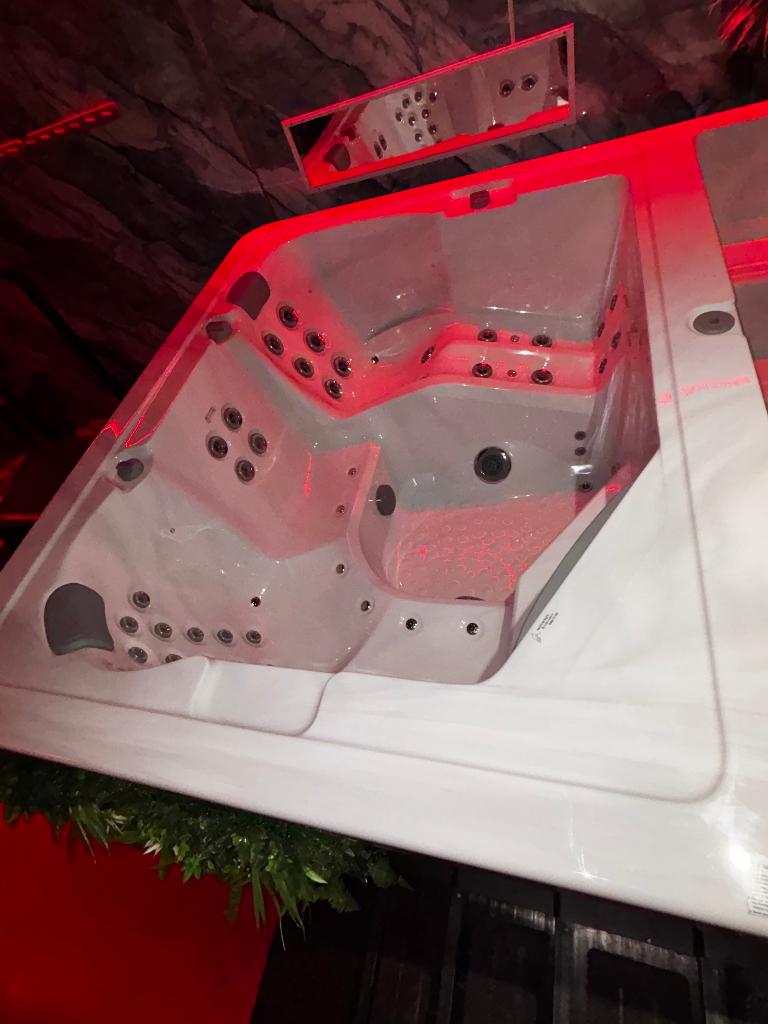 Oasis Spas Jacuzzi /zwembad- 7 maanden oud, Tuin en Terras, Bubbelbaden en Hottubs, Zo goed als nieuw, Vast, Ophalen