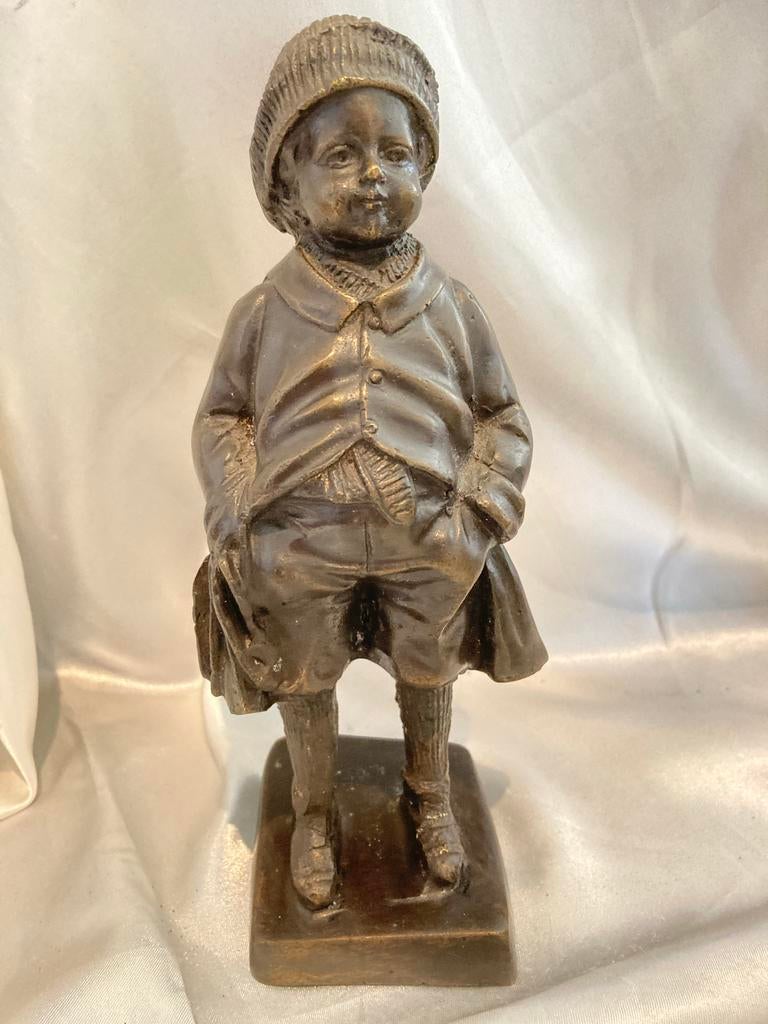 Bronzen beeld jongen met muts, handen in zakken, 19cm, Minder dan 20 cm, Ophalen of Verzenden, Beeld, Man