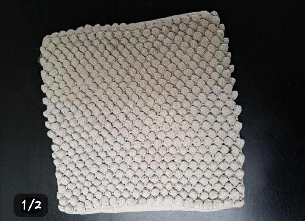 Unieke beige gehaakte kussenhoes, Huis en Inrichting, Woonaccessoires | Kussens, Ophalen of Verzenden, Gebruikt, Beige, Vierkant