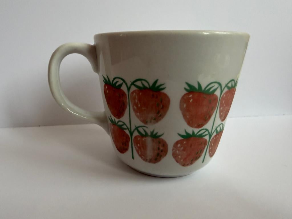Vintage Arabia Pomona aardbeien mok met gebrek, Gebruikt, Keramiek, Ophalen of Verzenden, Overige stijlen