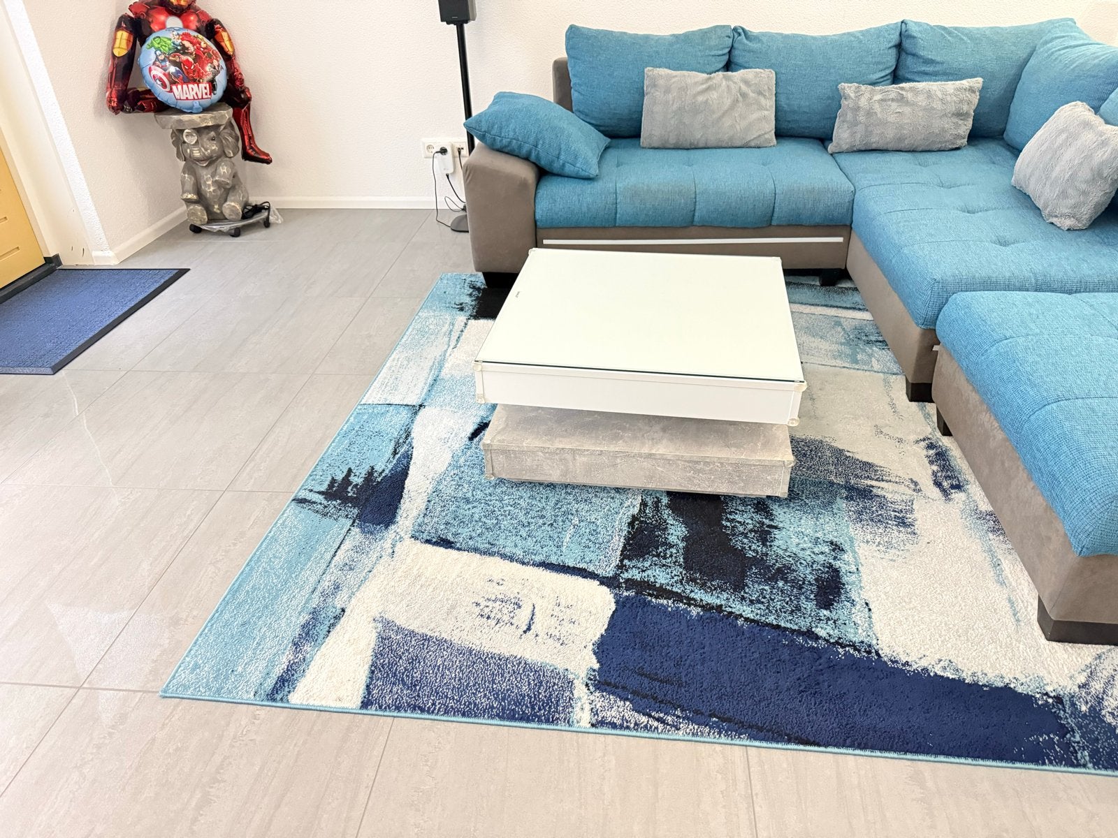 Moderne hoekbank met lichtblauwe bekleding en speaker, Ophalen, 250 tot 300 cm, Gebruikt, 100 tot 125 cm