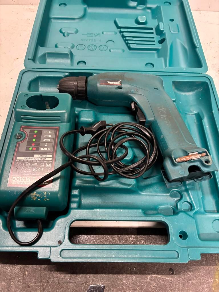 Makita Accuboormachine 6091D met lader en koffer, Ophalen of Verzenden, Gebruikt, Boormachine