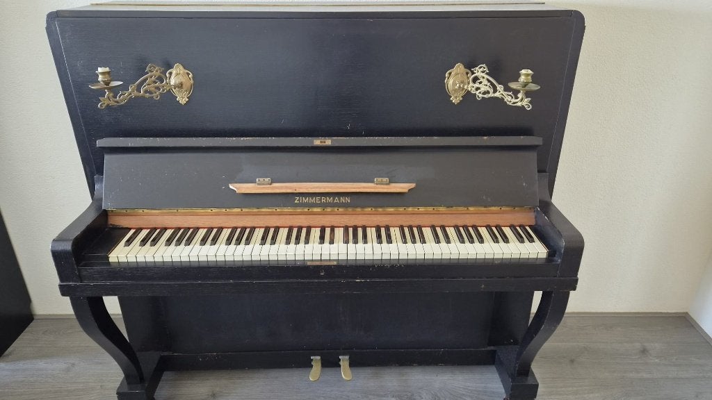 Antieke zwarte Zimmermann piano met koperen kandelaars, Ophalen, Gebruikt, Zwart, Piano