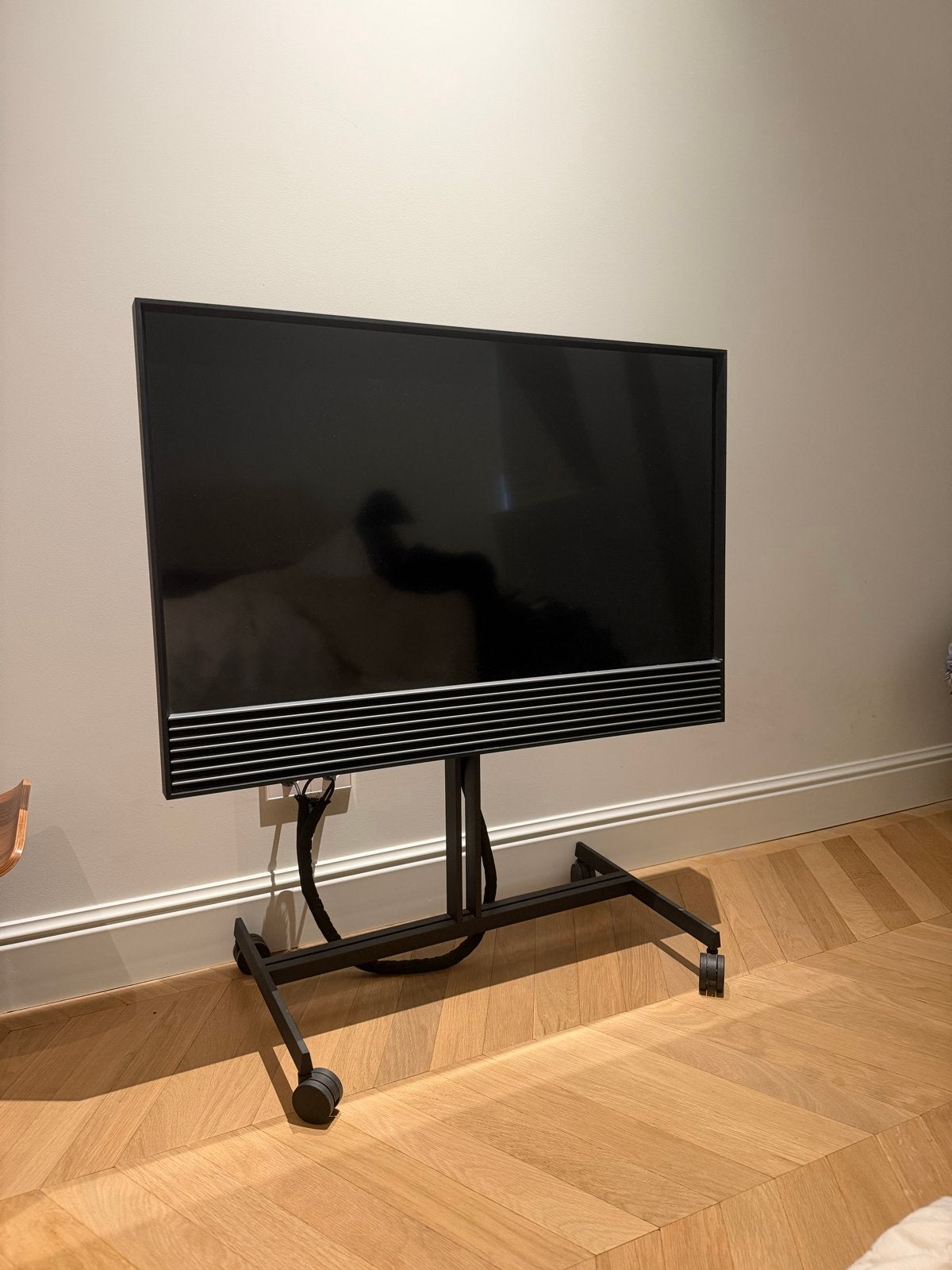 Bang & Olufsen Horizon 40 TV + apple tv + rollend standaard, LED, Zo goed als nieuw, 100 cm of meer, 4k (UHD)