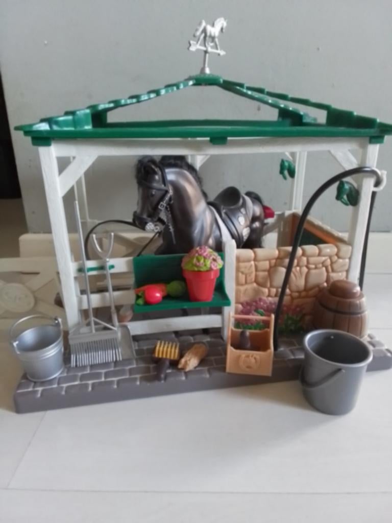 Schleich paardenstal met paarden en accessoires, Kinderen en Baby's, Speelgoed | Overig, Ophalen of Verzenden, Zo goed als nieuw