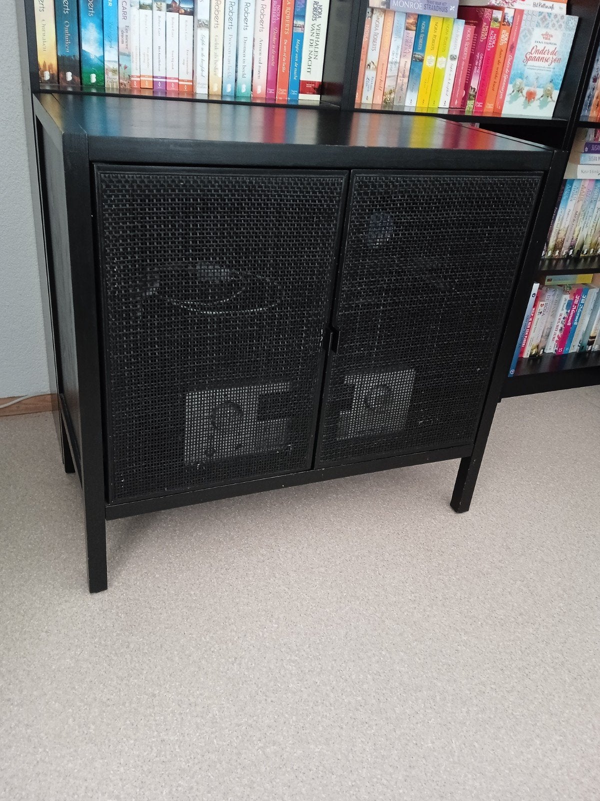Leuk zwart dressoir met 2 webbing deurtjes, Ophalen, 50 tot 100 cm, 25 tot 50 cm, Overige houtsoorten