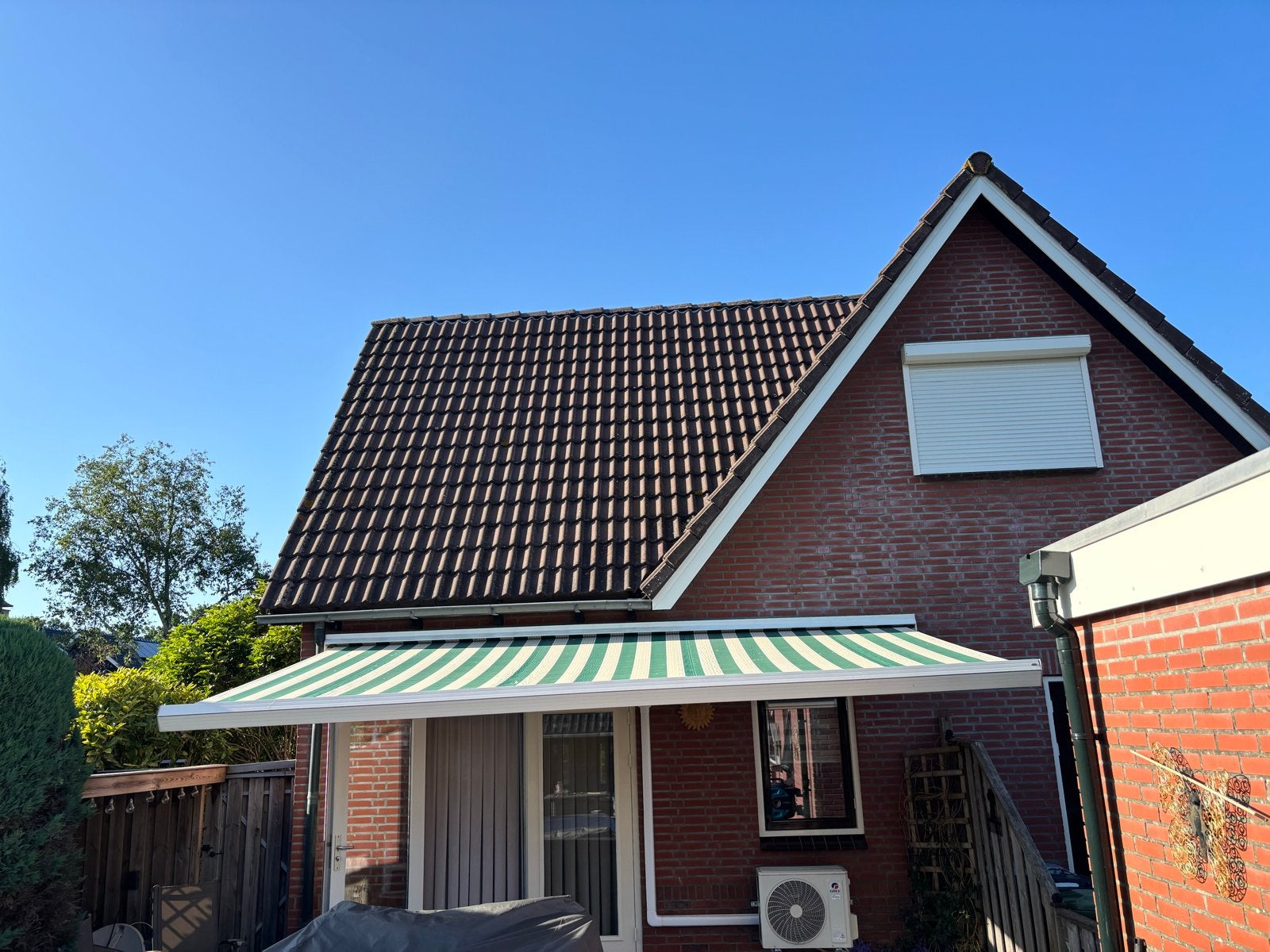 Knikarmscherm 5m breed, 3m uitval, elektrisch bedienbaar, Ophalen, Gebruikt, 450 cm of meer, Elektrisch