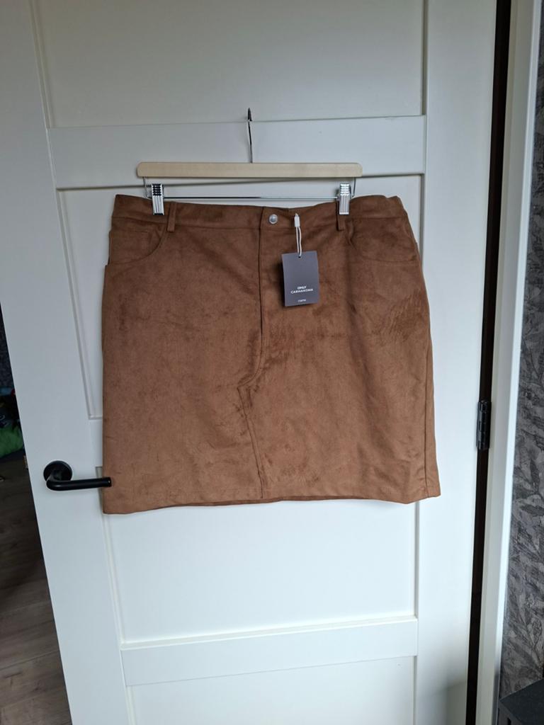 ONLY Carmakoma suède look rok - Nieuw met kaartje, Bruin, Maat 46/48 (XL) of groter, Nieuw, Ophalen of Verzenden