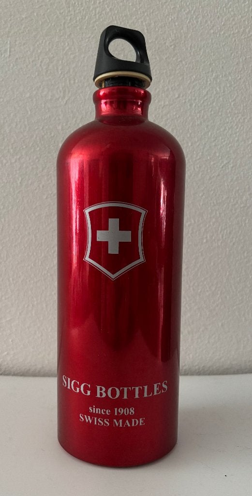 SIGG  Victorinox drinkfles rood 1L met zwarte hoes, Ophalen of Verzenden, Zo goed als nieuw