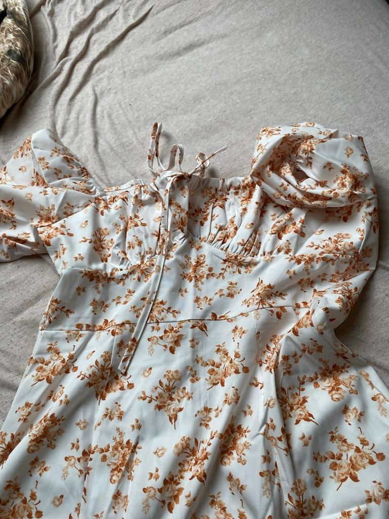 Mooie beige/bruine jurk met bloemenprint, Kleding | Dames, Jumpsuits, Ophalen of Verzenden, Zo goed als nieuw
