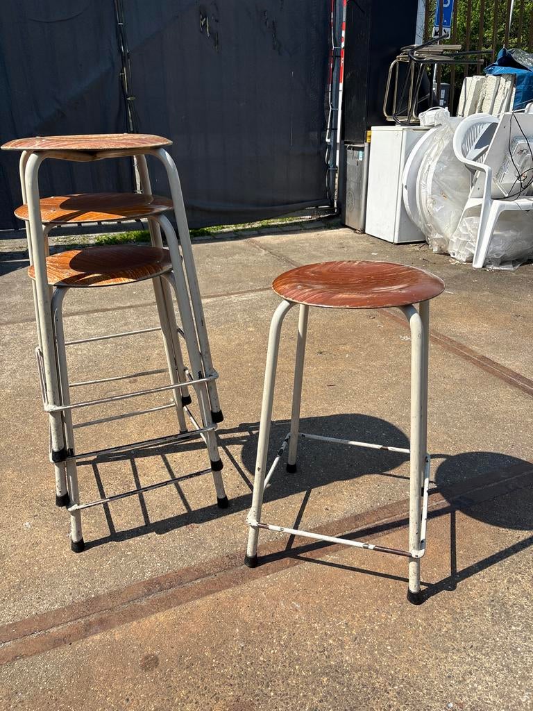 4x Vintage Industriële Krukken - Hout & Wit Metaal, Ophalen, Gebruikt, 60 tot 90 cm, 4 krukken