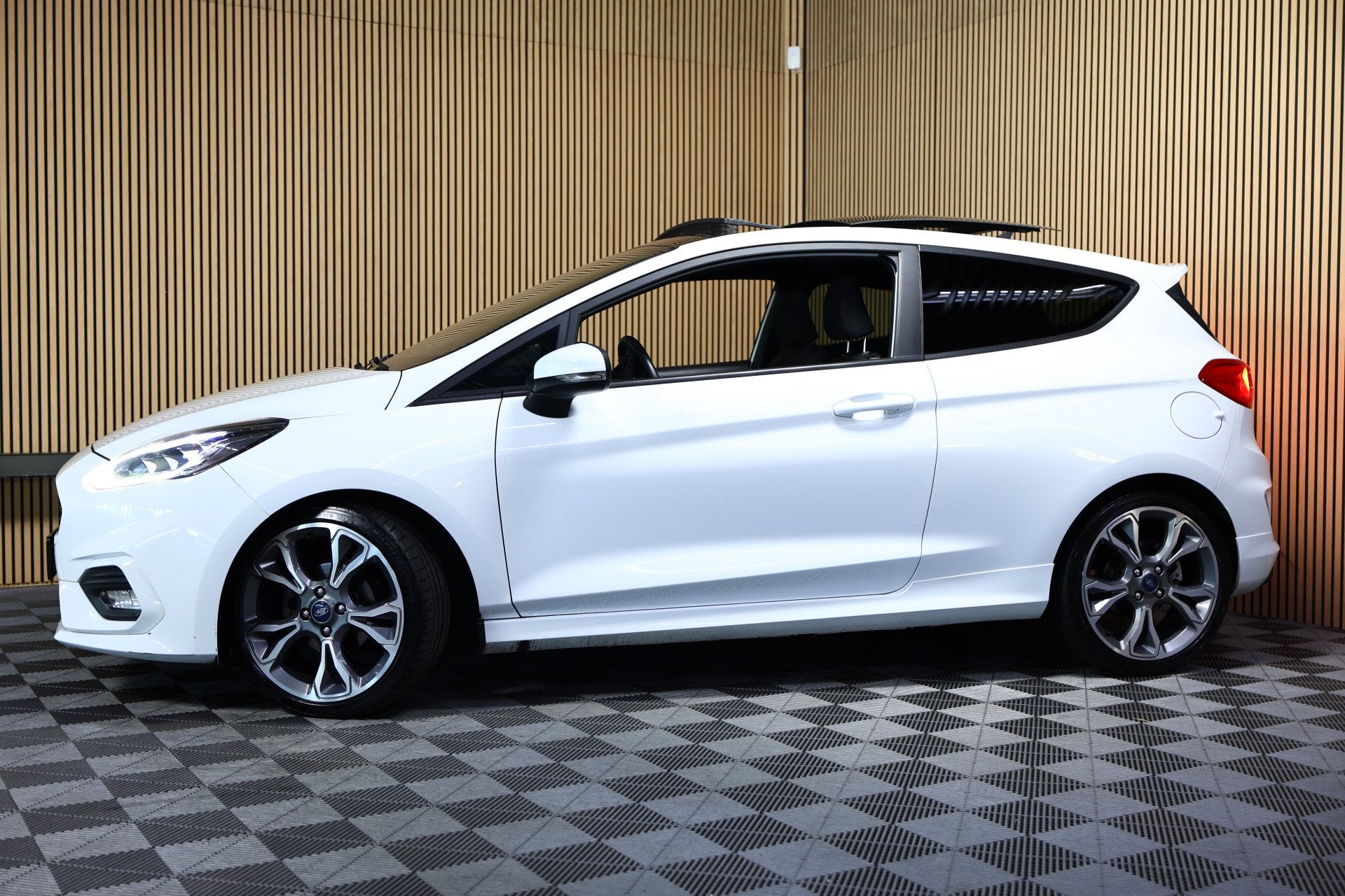 Ford Fiesta 1.0 EcoBoost Titanium ST LINE SUPERSTAAT !, Auto's, 101 pk, Euro 6, Leder en Stof, Wit