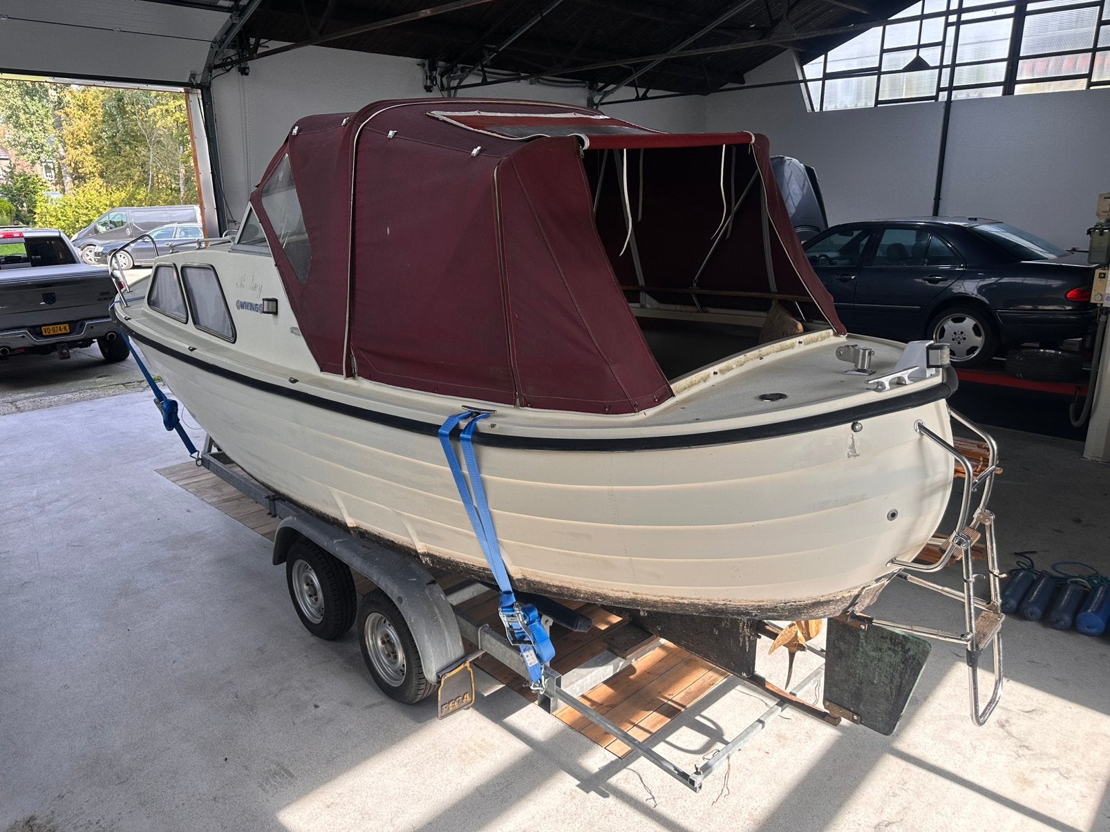 Foto 4 van Comfortabele polyester kajuitboot diesel inboard + trailer