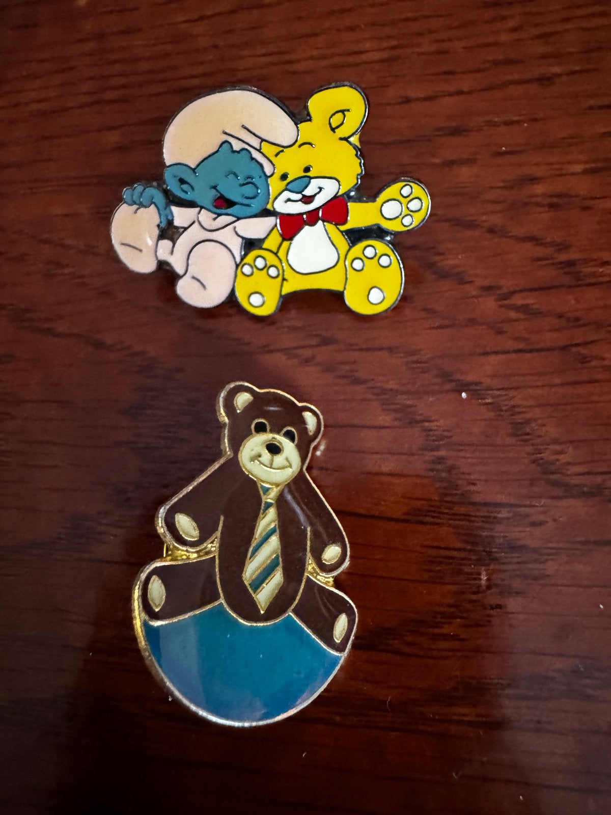 Vintage Pins: Smurf (1990) & Teddybeer (1980), Ophalen of Verzenden, Zo goed als nieuw, Figuurtje, Speldje of Pin