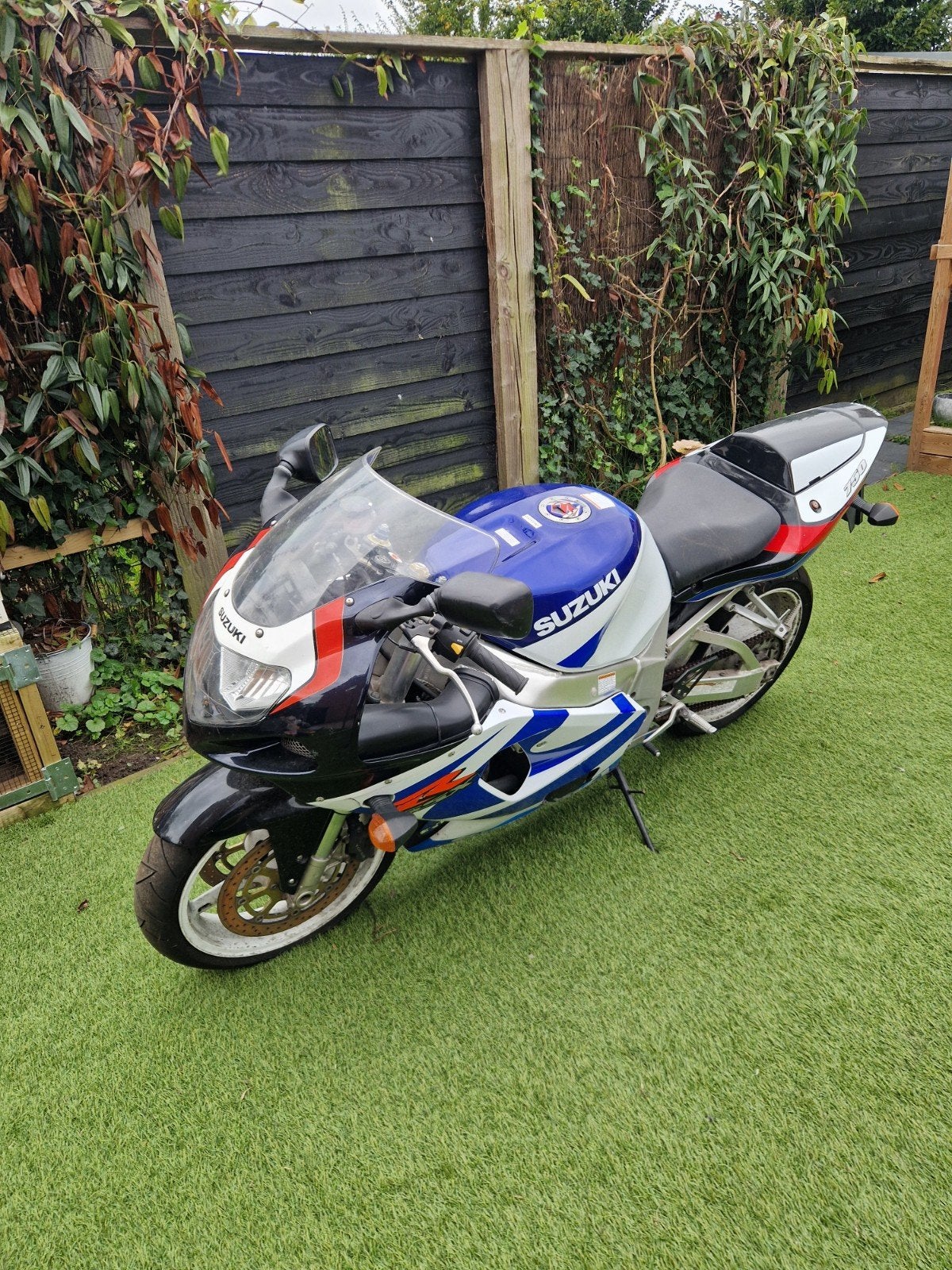 Suzuki GSXR 750 uit 2000 met Akrapovic uitlaat, Super Sport, Particulier