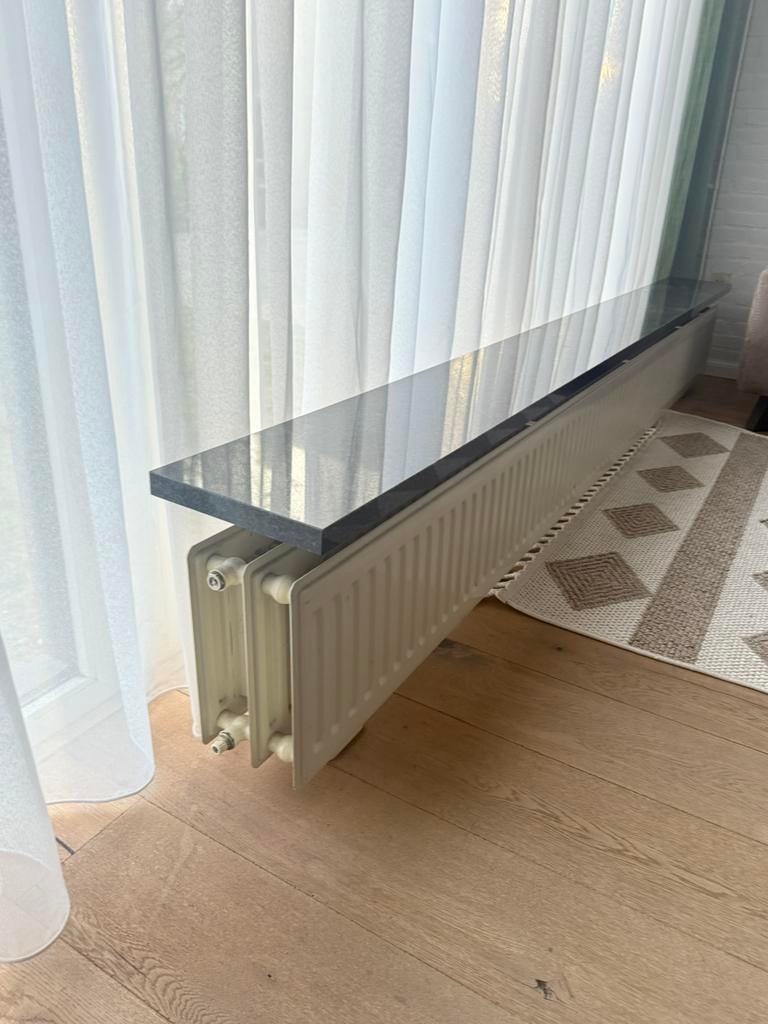 Radiator met granieten vensterbank, Ophalen, Zo goed als nieuw, Radiator, 30 tot 80 cm