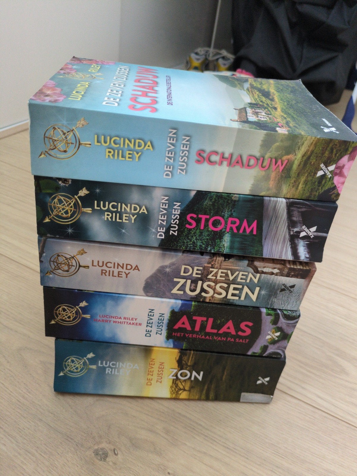 De Zeven Zussen serie - Lucinda Riley - 5 boeken, Boeken, Ophalen of Verzenden, Zo goed als nieuw, Lucinda Riley, Nederland