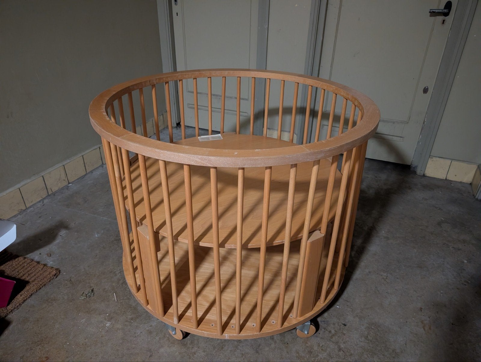 Ronde box houtkleur met deksel, Ophalen, Zo goed als nieuw, Rond, In hoogte verstelbaar