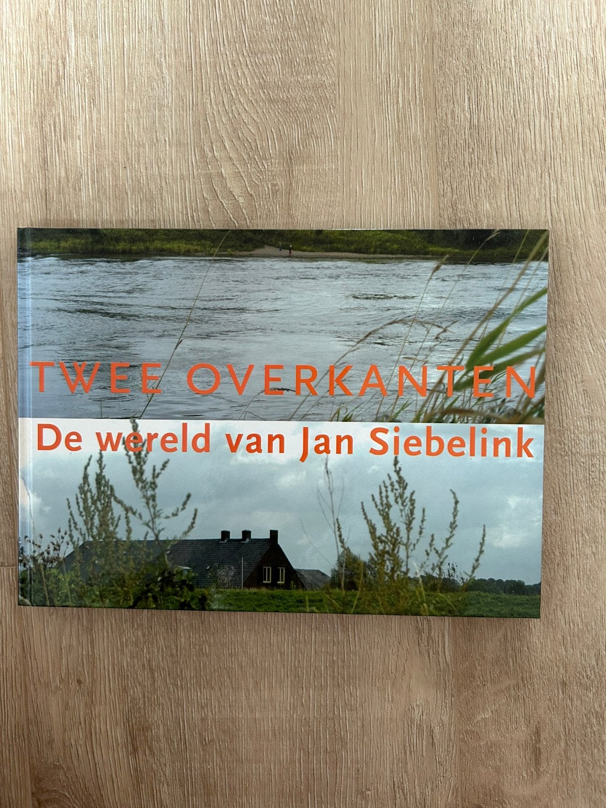 Twee overkanten - de wereld van Jan Siebelink, Boeken, Ophalen of Verzenden, Zo goed als nieuw