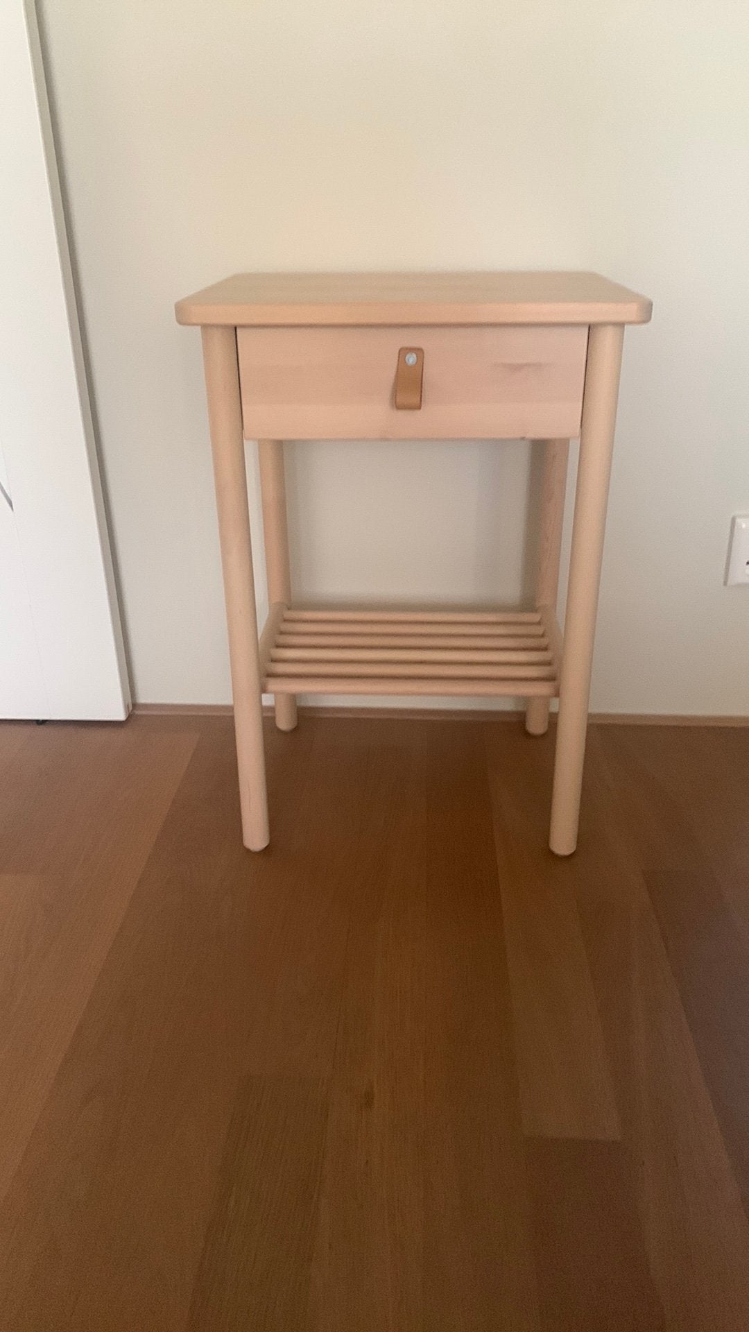 IKEA BJÖRKSNÄS nachtkastje met lade en plank, Ophalen, Minder dan 45 cm, 55 tot 70 cm, Zo goed als nieuw