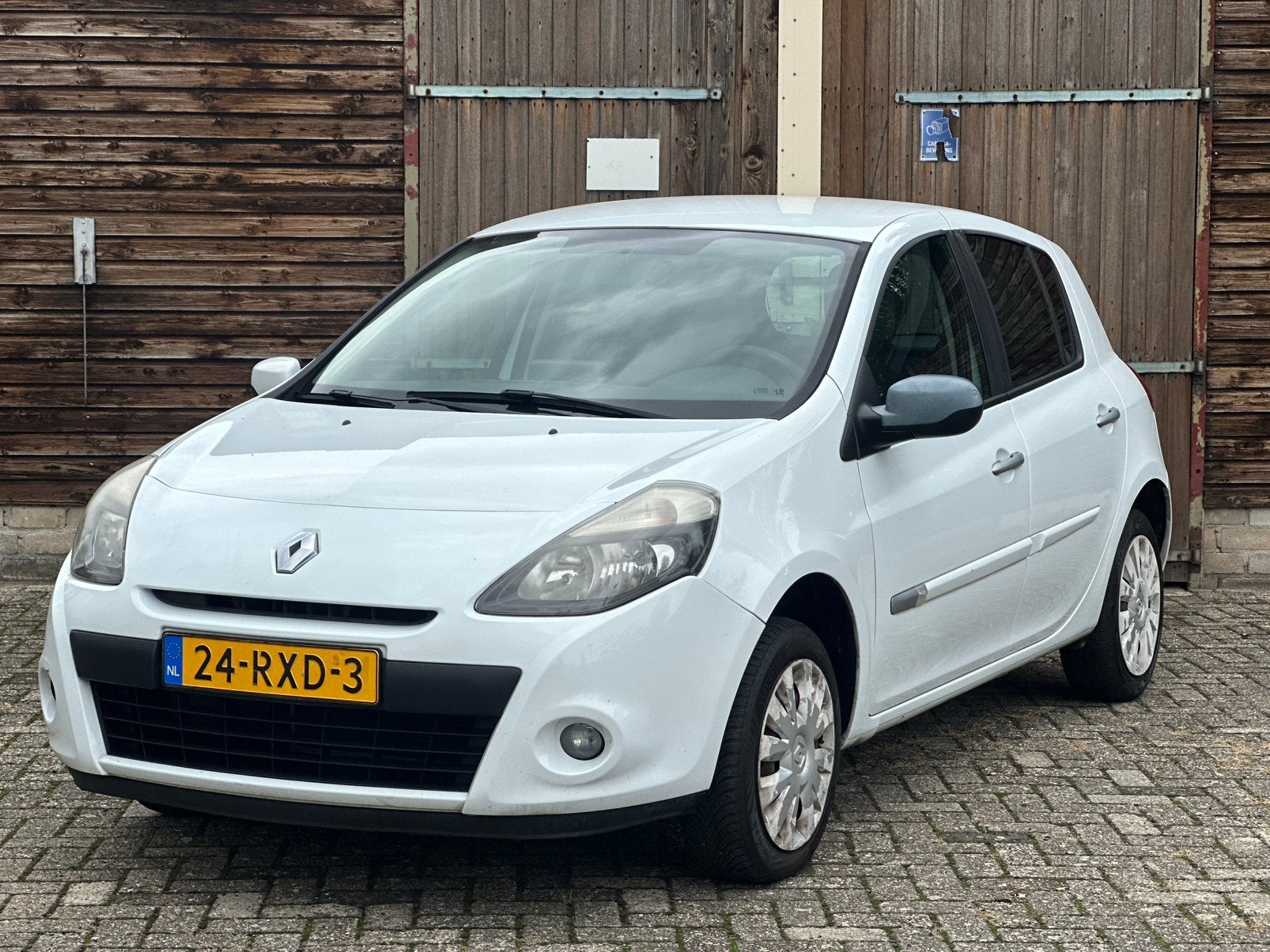 Renault Clio 1.2 16V 5-DRS 2011 Wit AIRCO APK 08-2027 NAP, Voorwielaandrijving, 74 pk, 4 cilinders, Origineel Nederlands