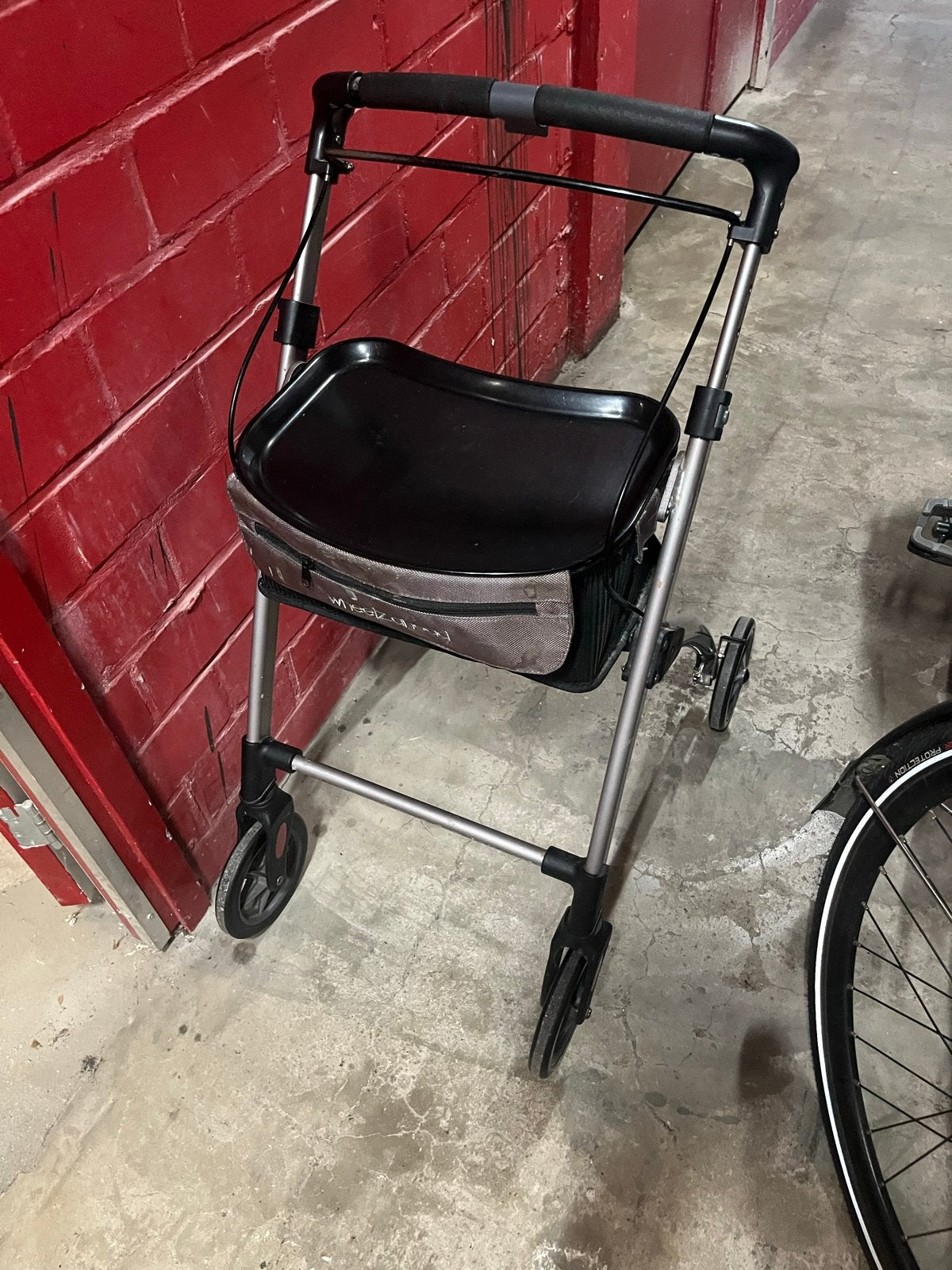 Binnen rollator met dienblad, Diversen, Rollators, Ophalen of Verzenden, Gebruikt