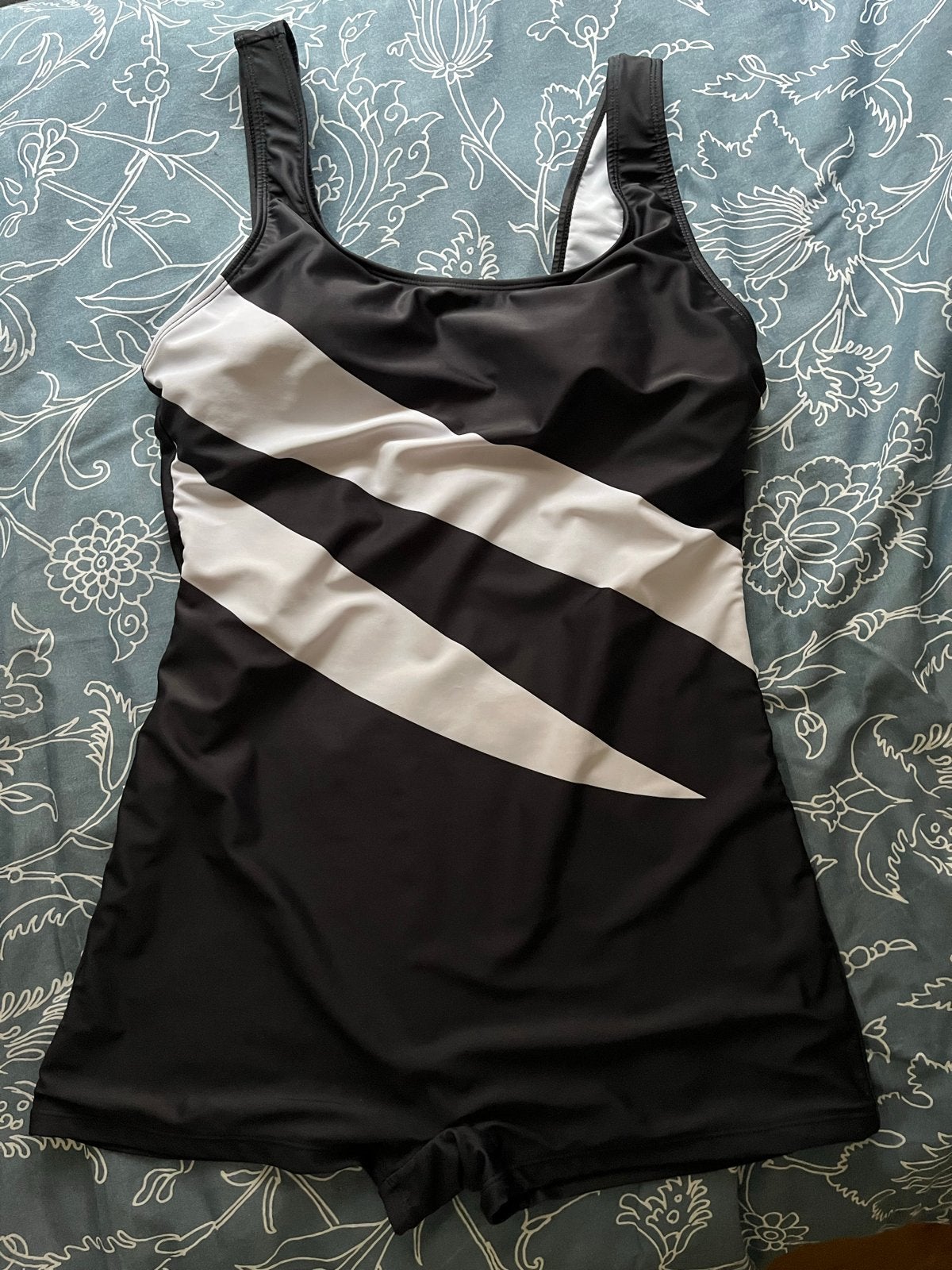 Nieuw zwempak met korte pijpjes - Zwart/Wit, Kleding | Dames, Badmode en Zwemkleding, Ophalen of Verzenden, Nieuw, Zwart, Badpak