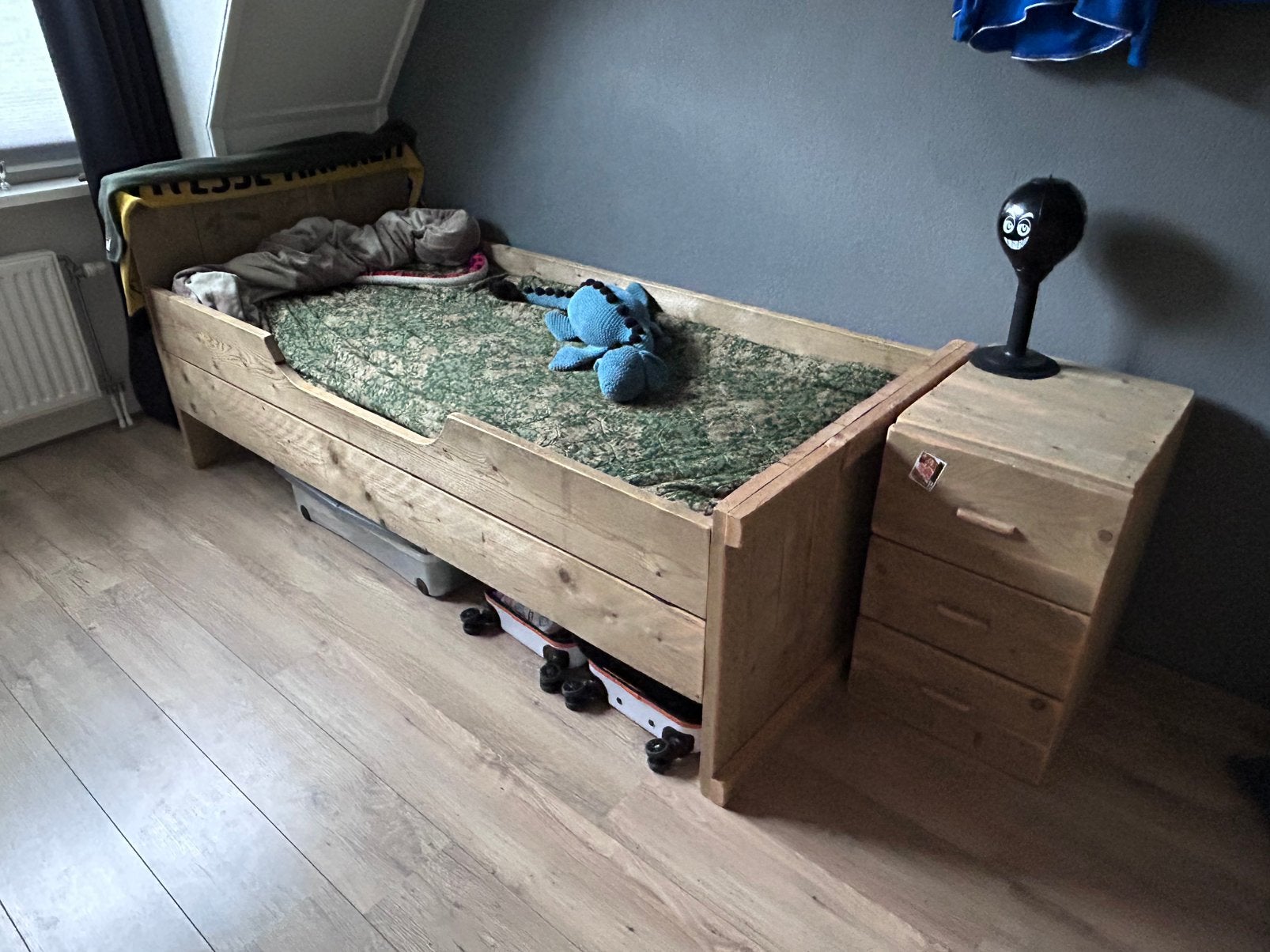 375 euro ! Steigerhout kinderkamer bed kast bureau, Ophalen, Jongetje of Meisje