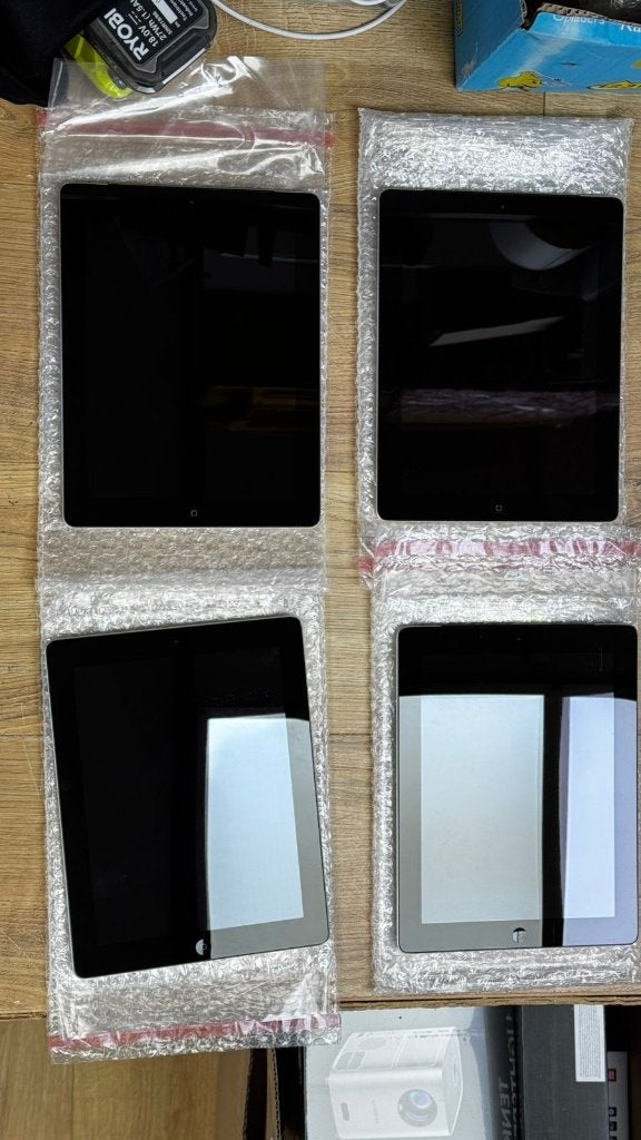 9st Apple iPads voor 90€. 4x iPad 4 32GB+4x iPad 3+1x iPad3, Computers en Software, Apple iPads, 10 inch, https://www.apple.com/nl/contact/?utm_source=chatgpt.com
