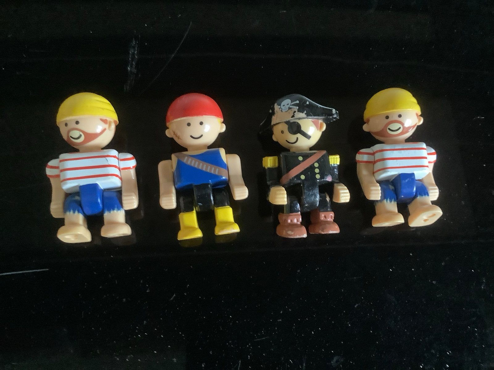 4 Poppetjes waarvan 2 van hout en 2 van kunststof., Ophalen of Verzenden, Gebruikt