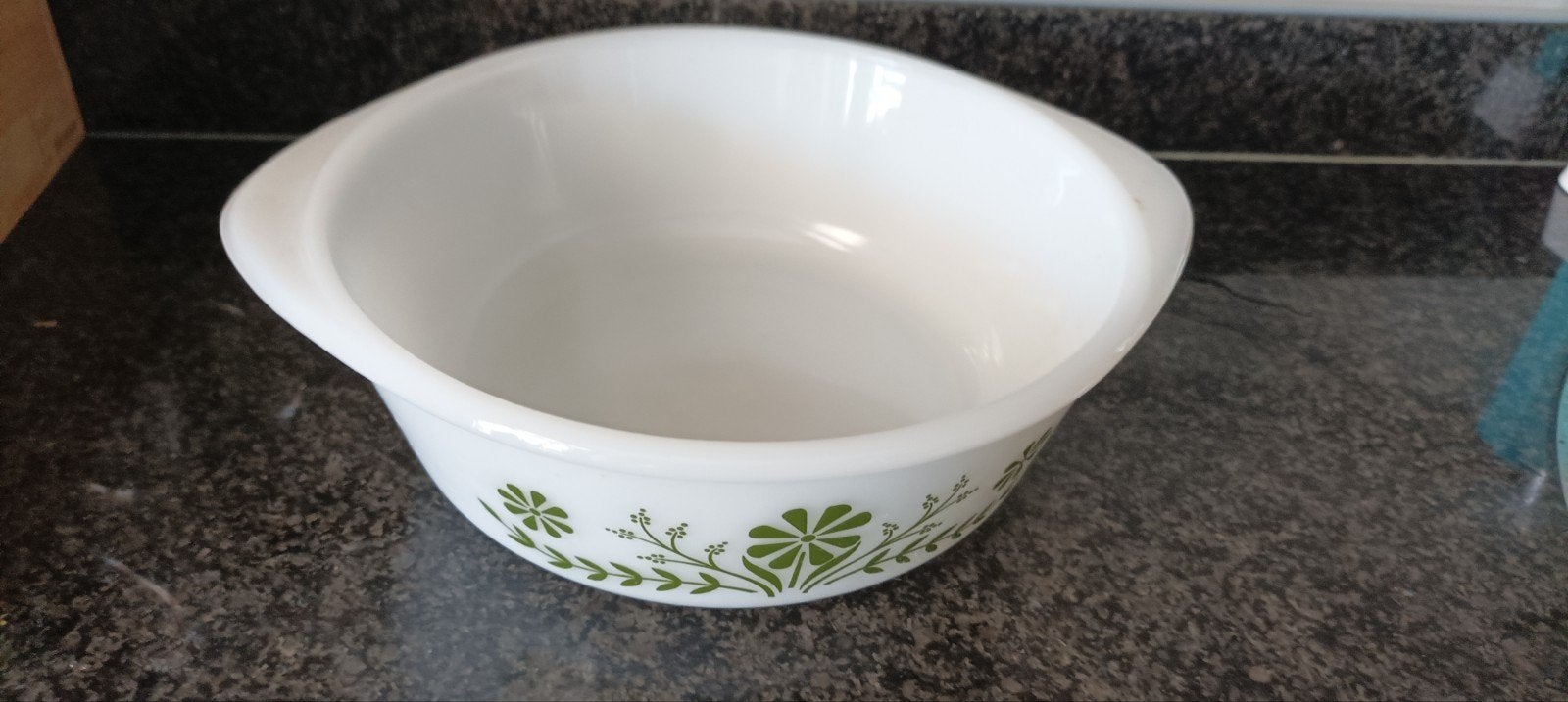 Vintage glasbake oven en serveer Schaal met  Bloemenpatroon, Antiek en Kunst, Antiek | Schalen, Ophalen of Verzenden