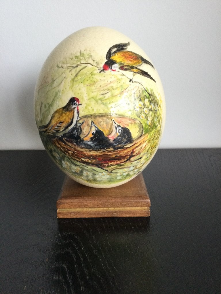 Antiek struisvogel ei beschilderd op sokkel, Verzenden